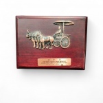 COMITÊ OLIMPICO CHINES - Placa decorativa em bronze em relevo representando carro e cavalos encontrado na tumba do Imperador Qin Shi Huang na China , medindo 15 x 20 cm.  Peça de colecionador.