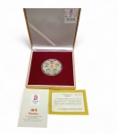 Medalha comemorativa oficial dos mascotes  " FRIENDLIES " dos Jogos Olimpicos de Pequim 2008 em dourado com aplicação colorida esmaltada , anéis olimpicos  e ao redor os  mascotes que simbolizam  prosperidade, felicidade e boas vindas . Peça de colecionador.