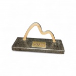 Escultura em bronze representando icônico  logotipo da 20 Th Century Studios , base em granito , medindo 4 x 11 cm