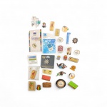 Importante lote composto por 30 pins oficiais e comemorativos ligados aos Jogos Olímpicos, em diversos materiais e peças esmaltadas,  incluindo edições de verão, inverno, candidaturas e eventos juvenis. O lote contém exemplares relacionados a:Atlanta 1996,  Sydney 2000,  Tashkent 2000 ,Atenas 2004, Vancouver 2010, Buenos Aires 2006 (cidade candidata), YOG (Youth Olympic Games) ,Olympic Channel , The Olympic Club World Olympians Association Comitês e delegações internacionais.