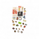 Raro Lote composto por  30 pins olímpicos oficiais  e comemorativos, incluindo peças esmaltadas, metálicas douradas e prateadas, com fixação tipo borboleta e pino. Entre as edições identificadas: Jogos Olímpicos Sydney 2000, Tashkent 2000 ,Youth Olympic Games (YOG DNA), Beijing 2008  Produto Licenciado Oficial Comitê Olímpico do Brasil.