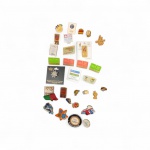 Importante lote composto por  30 pins olímpicos e temáticos, reunindo exemplares de diferentes edições dos Jogos Olímpicos e candidaturas internacionais. O conjunto inclui peças relacionadas : Sion 2006 (cidade candidata) , Pequim 2022, Tashkent 2000 ,Série YOG DNA (Youth Olympic Games) e representações de países como Argentina, Brasil e outros Modelos esmaltados, dourados, prateados e coloridos ,bom estado de conservação, com leves sinais naturais do tempo em algumas peças.