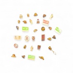 Interessante lote contendo  31 pins olímpicos e esportivos, em metal dourado e esmaltado, com temas variados ligados ao Movimento Olímpico. O conjunto inclui: Pins com a tocha olímpica exemplares com os anéis olímpicos , Modelos YOG DNA (Jogos Olímpicos da Juventude)Pin do Brasil / Comitê Olímpico Brasileiro , Pin da British Olympic Association ,Pins temáticos e promocionais de diferentes edições .Peças em bom estado geral de conservação, com fechos metálicos originais (borboleta e pino). Ideal para colecionadores de memorabilia olímpica .