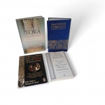 LOTE COM 4 LIVROS  JUDAÍSMO, TORÁ, HISTÓRIA E ESPIRITUALIDADE - obras relevantes sobre tradição judaica, teologia, história e pensamento contemporâneo: 1) A Torá  Teologia e História Social da Lei do Antigo Testamento  Frank Crüsemann,  2) Machzor Completo,  3) O Livro Completo sobre a História e o Legado dos Judeus  De Abraão ao Sionismo  Julie Gutin e Richard D. Bank, 4)  Rumo a uma Vida Significativa  A Sabedoria do Rebe  ensinamentos de Menachem Mendel Schneerson, importante líder do movimento Chabad-Lubavitch. Bom estado.