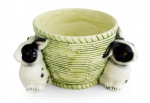Charmoso cachepôt em cerâmica italiana  decorado por 2 coelhos  em relevo, ricamente detalhados e  esmaltados  em tons de verde suave e branco, com detalhes em preto nas faces dos animais , medindo 21 x 15 x  11 cm