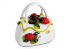 Bolsa decorativa em cerâmica italiana , modelada com alça dupla arqueada e corpo texturizado em tom branco. A borda apresenta acabamento ondulado em amarelo, conferindo charme e destaque à peça, Ricamente ornamentada com aplicações em alto-relevo representando morangos, folhas e flor, com pintura  manual em cores vibrantes (vermelho, verde e branco,  medindo L: 24cm x P: 20cm x A: 25cm