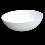 Grande cachepot  no estilo Willy Guhl  em cimento/concreto pintado de branco formato redondo ,  sem marca de fabricante visível, medindo 57 x 18 cm de altura, marcas do uso.