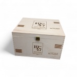 Caixa original em madeira para vinho italiano 19 dal 47  Vigne Vecchie, Terre di San Vincenzo, Primitivo di Manduria . Peça em madeira clara com fecho metálico dourado, impressão original da vinícola.   Excelente estado de conservação. Medindo 20 x 33 x 30 cm