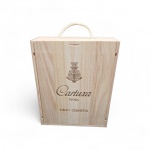 Caixa original em madeira clara da tradicional vinícola Fundação Eugénio de Almeida, produtora da renomada linha Cartuxa, da região de Évora, Portugal. Peça confeccionada em madeira natural, com gravação a laser do brasão e inscrição Cartuxa  Évora  Tinto Colheita. Embalagem oficial utilizada para acondicionamento . Medindo 11 x 28 x 33.5 cm