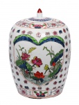 China / Jingdezhen / Fen Cai (Famille Rose). Dong Melon ginger jar. Potiche em porcelana chinesa de pasta dura. Rica policromia pintada à mão overglaze sobre todo o corpo.  Duas reservas principais com lagos de flores de lótus e plantas aquáticas.  Duasr eservas laterais com flores de lótus, plantas aquáticas e insetos. Uma bela composição que simboliza pureza, retidão, resiliência, sabedoria e harmonia.  Altura 31cm x Diâmetro 23cm. Excelente estadode conservação