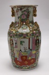 China, Cantão, Porcelana Mandarim  Ricamente decorada com ouro, rosa, verde, rouge de fer. Vaso de porcelana chinesa de pasta dura. Formato Changshou (Longevidade). Bocal levemente ondulado. Famille rose, pintura overglaze. Adereços laterais de leões,ombros 4 dragões. Decorada com painéis, alternados de cenas cotidianas, medalhões rosas,pássaros e insetos,flores e elementos geométricos. Canton (Guangzhou), onde eram permitidos os estrangeiros a comprar porcelana na China. O Cantão Mandarim nasce do intercâmbio cultura Ocidente com a China.Altura 36 x Diâmetro 21 cm.