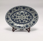 China / Blue e White Lótus Jingdezhen  Travessa Flor de Lótus em porcelana de pasta dura. Esmalte azul e branco underglaze. Clássico design de Flor de Lótus. Flor de lótus simboliza pureza. 30 x 22 cm  Marca no verso. Excelente estado de conservação