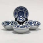 China / Jingdezhen Seculo XX - Conjunto de 4 pequenos covilhetes para shoyu (molho de soja), pimenta, azeite, temperos.... Porcelana de pasta dura. Esmalte azul e branco underglaze. Clássico design de Flor de Lótus. Flor de lótus simboliza pureza. Diâmetro 6.5 cm x altura 2 cm. Marca no fundo. Excelente estado de conservação.