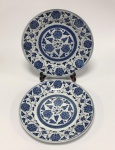 China / Jingdezhen Seculo XX - Par de prato principal (jantar), porcelana de pasta dura. Esmalte azul e branco underglaze. Clássico design de Flor de Lótus. Flor de lótus simboliza pureza. Diâmetro 25cm. Marca 7 Caracteres Chineses no fundo.. Excelente estado de conservação.