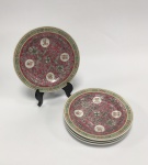 China / Red Wan Shou, Jingdezhen, Famille Rose. Conjunto de 4 pratos de sobremesa. Porcelana de pasta dura. Rica policromia em vermelho/rosa, pintada à mão overglaze. Clássico design Wan Shou Wu Jiang. A expressão Wan Shou Wu Jiang, usada desde 1100 A.C., significa Longevidade sem Limite, Existência Eterna. Marca no fundo. Diâmetro 17.5 cm. Excelente estado de conservação.