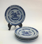 China / BLUE CANTON. Conjunto de 4 pratos de pão/lanche.  Design Macau ou Pagode em porcelana Jingdezhen de pasta dura. Esmalte azul e branco underglaze. Clássico design de Wu-tong Chinese parasol tree, paisagem de montanha, rio, pontes e pagodes. Diâmetro 15 cm. Marca de 7 caracteres chineses no verso. Excelente estado de conservação