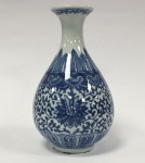 China / Jingdezhen Blue & White Lótus YuhuchunpingVaso Yuhuchunping (pear shapped) com design Flor de Lótus em porcelana de pasta dura. Esmalte azul e branco underglaze. Clássico design de Flores de Lótus no corpo principal, entrelaçados com arabescos   Selo de 4 caracteres chineses no verso. Excelente estado de conservação.Altura 19 cm x 12 cm
