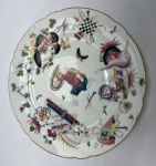 China / Séc XVIII - Companhia das Índias. A FAMILLE ROSE STEM-DISH. Família Rosa (pintura overglaze). Prato de pé alto, em porcelana de pasta dura. Criança ao centro, rodeada de fauna e flora, rolos de escritas e pinturas, simbolizando um ambiente auspicioso. Observe o fundo, Pé com ressalto característico das peças mais elaboradas da época. Pequeno bicado na borda. Diâmetro 22 cm x Altura 4,5 cm.