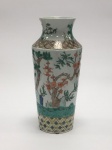 China / Beijing  Marca Período Kangxi. Vaso em porcelana de pasta dura. Famille verde. Formato Rouleau. Rica policromia pintada à mão overglaze. São pintados exuberante pinheiro, elegante bambu e delicadas flores de ameixa. Símbolos de retidão, auto-cultivo e pureza. Altura 25 x 11 cm.