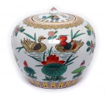 China / Jingdezhen / Fen Cai (Famille Rose). Melon ginger jar.  Potiche em porcelana chinesa de pasta dura. Rica policromia pintada à mão overglaze. Design de Pato de Mandarim, flor de lótus, buquês de flores simboliza felicidade, lealdade e união. Altura 24cm x Diâmetro 24cm. Excelente estado de conservação.