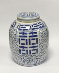 China / Jingdezhen Blue and White Double Happiness Ginger Jar.  Pote / potiche com tampa em porcelana pasta dura.  Esmalte Azul e Branco underglaze, pote da dupla felicidade. Símbolos de dupla felicidade pintados underglaze em azul cobalto, sobre fundo branco, no corpo do pote e na tampa. Marca no verso. Excelente estado de conservação.Diâm. 22 cm x Alt. 26 cm.