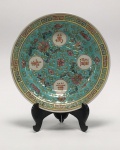 China / Jingdezhen  Prato em porcelana de pasta dura, Famille Rose. Rica policromia em AZUL TURQUESA, pintada à mão overglaze. A expressão Wan Shou Wu Jiang, usada desde 1100 A.C., significa Longevidade sem Limite, Existência Eterna. Marca no verso. Diâmetro 20.5 cm  Excelente estado de conservação