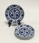 China / Jingdezhen Seculo XX - Conjunto de 4 prato de sobremesa, porcelana de pasta dura. Esmalte azul e branco underglaze. Clássico design de Flor de Lótus. Flor de lótus simboliza pureza. Diâmetro 17.5 cm. Marca no fundo. Excelente estado de conservação.
