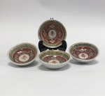 China / Red Wan Shou, Jingdezhen, Famille Rose. Conjunto de 4 pequenos covilhetes. Porcelana de pasta dura. Rica policromia em vermelho/rosa, pintada à mão overglaze. Clássico design Wan Shou Wu Jiang com um caractere chinês Shou, que significa Longevidade. Marca no fundo. Diâmetro 6.5 cm x Altura 2 cm. Excelente estado de conservação.