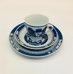 China / Azul e Branco Macau - BLUE CANTON Chinês. Conjunto de Café individual: Xícara de café com pires e prato de pão. Design Macau ou Pagode em porcelana pasta dura Jingdezhen. Esmalte azul e branco underglaze. Clássico design de Wutong tree (Chinese parasol tree), paisagem de montanha, rio, pontes e pagodes. Excelente estado de conservação. Marca no verso. Medidas: Xícara altura 6cm; Pires diâmetro 11.5cm; Prato de pão diâmetro 15,5 cm.