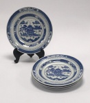 China / BLUE CANTON.  Conjunto de 4 pratos de sobremesa, Macau ou Pagode em porcelana Jingdezhen de pasta dura. Esmalte azul e branco underglaze. Clássico design de Wu-tong Chinese parasol tree, paisagem de montanha, rio, pontes e pagodes. Diâmetro 17.5 cm. Marca no verso. Excelente estado de conservação .