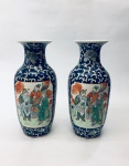 China / Beijing  Marca Período Qianlong.  Par de vasos em porcelana de pasta dura. Famille rose. Formato de lanterna longo para festival. Rica policromia pintada à mão overglaze. Reserva frontal e verso do vaso. Tema: Generalismos com o futuro Imperador. Altura 24.5 x 12 cm.   Excelente estado de conservação