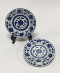 China / Jingdezhen Seculo XX - Conjunto de 4 prato de pão, porcelana de pasta dura. Esmalte azul e branco underglaze. Clássico design de Flor de Lótus. Flor de lótus simboliza pureza. Diâmetro 15 cm. Marca no fundo. Excelente estado de conservação.