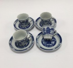China / BLUE CANTON.  Conjunto de 4 xicaras de café com pires, Macau ou Pagode em porcelana Jingdezhen de pasta dura. Esmalte azul e branco underglaze. Clássico design de Wu-tong Chinese parasol tree, paisagem de montanha, rio, pontes e pagodes. Altura 5.5.  Pires  diâmetro 11.5 cm. Marca no verso. Excelente estado de conservação.
