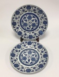 China / Jingdezhen Seculo XX - Par de prato principal (jantar), porcelana de pasta dura. Esmalte azul e branco underglaze. Clássico design de Flor de Lótus. Flor de lótus simboliza pureza. Diâmetro 25cm. Marca 7 Caracteres Chineses no fundo.. Excelente estado de conservação.