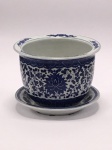 China / Jingdezhen  Grande Cachepot com presentoir em porcelana de pasta dura. Esmalte azul e branco underglaze. Clássico design de Flor de Lótus no corpo principal. Ramos de flor na borda.  Flor de lótus simboliza pureza.  Altura 17 x 23 cm