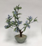 China / Beijing - Arranjo em cachepot porcelana celadon no formato nuvem.Bonsai Chinês de vidro. Flores azuis claras,  folhas verdes em vidro artesanal amarradas ao galhos com arame, coberto com fios de seda. Tronco imitando  madeira. Fixado com pedrinhas brancas em cachepot celadon underglaze. Séc. XX. Excelente estado de conservação.Altura 40 cm x 40 cm.
