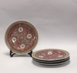 China / Red Wan Shou, Jingdezhen, Famille Rose. Conjunto de 4 pratos de jantar. Porcelana de pasta dura. Rica policromia em vermelho/rosa, pintada à mão overglaze. Clássico design Wan Shou Wu Jiang. A expressão Wan Shou Wu Jiang, usada desde 1100 A.C., significa Longevidade sem Limite, Existência Eterna. Marca no fundo. Diâmetro 23 cm. Excelente estado de conservação.