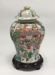 China / Beijing / Fen Cai (Famille Rose). Selo vermelho 4 caracteres chineses TongZhi Nian Zhi.  Potiche (General Jar) em porcelana chinesa de pasta dura. Rica policromia pintada à mão overglaze. Pintura continua cobrindo todo o pote.  O tema da Dança do Dragão de 100 filhos e 1000 netos significa que a vida é contínua. É o desejo de bênçãos a todos e ao mundo. Acompanha base em madeira dura, ricamente entalhada.  Altura do Potiche 42 cm x Diâmetro 27 cm. Altura com base 48 cm.  Selo vermelho 4 caracteres chineses TongZhi Nian Zhi no verso. Excelente estado de conservação.