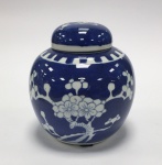 China / Jingdezhen Blue and White Plum Blossom Ginger jar on Ice Ground Pote com tampa Azul e Branco, em porcelana de pasta dura. Design Flor de Ameixa sob solo de gelo. Esmalte azul e branco underglaze. Apreciado e clássico design dos letrados.  Marca no verso - "double rings". Excelente estado de conservação.Altura 12 cm x 12 cm