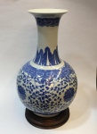 China / Jingdezhen Blue & White Lótus Heaven Ball Vase com design Flor de Lótus em porcelana de pasta dura. Esmalte azul e branco underglaze. Clássico design de Flores de Lótus no corpo principal, entrelaçados com arabescos Marca no verso. Excelente estado de conservação. Altura do vaso 34 cm x 20 cm. Acompanha base em madeira. Altura com base 36.5cm.  Marca no fundo. Excelente estado de conservação.