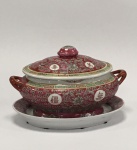 China / Red Wan Shou, Jingdezhen, Famille Rose. Terrina oval com tampa e presentoir. Porcelana de pasta dura. Rica policromia em vermelho/rosa, pintada à mão overglaze. Clássico design Wan Shou Wu Jiang. A expressão Wan Shou Wu Jiang, usada desde 1100 A.C., significa Longevidade sem Limite, Existência Eterna. Marca no fundo. Altura 20 cm x Comprimento 29 cm x Largura 20 m. Presentoir - 29 x 23 cm.  Excelente estado de conservação.