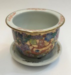China / Jingdezhen / Famille Rose. Dourado Mille Fleurs. Cachepot com presentoir em porcelana de Pasta Dura. Esmalte famille rose, rica policromia pintada overglaze. Dragões voando sobre a terra dourada mille fleurs. Simbolizando proteção celestial. Tamanho para plantas suculentas, micros rosas... Altura 9 cm x 11 cm  Excelente estado de conservação