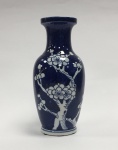 China / Jingdezhen Blue and White Plum Blossom Basket Vase on Ice Ground Vaso  azul e branco em porcelana de pasta dura. Design Flor de Ameixa. Esmalte azul e branco underglaze. Apreciado e clássico design dos letrados.  Selo de 4 caracteres chineses no verso. Excelente estado de conservação.Altura 20 cm x 10.5 cm