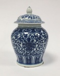 China / Jingdezhen Blue & White Lótus Jinger jar Pote com tampa. design Flor de Lótus em porcelana de pasta dura. Esmalte azul e branco underglaze. Clássico design de Flores de Lótus no corpo principal e na tampa, entrelaçados com arabescos. Excelente estado de conservação. Altura 18 cm x 12 cm.