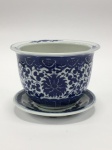 China / Jingdezhen  Cachepot com presentoir em porcelana de pasta dura. Esmalte azul e branco underglaze. Clássico design de Flor de Lótus no corpo principal. Ramos de flor na borda.  Flor de lótus simboliza pureza.  Altura 11 x 15 cm     Excelente estado de conservação