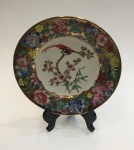 China / Jingdezhen / Famille Rose. Prato em porcelana de pasta dura. Esmalte famille rose, rica policromia pintada overglaze.  Sobre dourado mille fleurs uma reserva central.  Pássaro no galho da ameixeira.  Árvore de bambu sempre verde. Ambiente de harmonia e paz. Flor de ameixa e bambu são símbolos de retidão. Diâmetro 15 cm Excelente estado de conservação