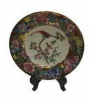 China / Jingdezhen / Famille Rose. Prato em porcelana de pasta dura. Esmalte famille rose, rica policromia pintada overglaze.  Sobre dourado mille fleurs uma reserva central.  Pássaro no galho da ameixeira.  Árvore de bambu sempre verde. Ambiente de harmonia e paz. Flor de ameixa e bambu são símbolos de retidão. Diâmetro 15 cm Excelente estado de conservação