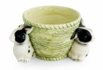 Charmoso cachepôt em cerâmica italiana  decorado por 2 coelhos  em relevo, ricamente detalhados e  esmaltados  em tons de verde suave e branco, com detalhes em preto nas faces dos animais , medindo 21 x 15 x  11 cm