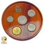 Brasil - Série VICENTINA 1932 COMPLETA no Estojo de madeira - 100, 200 e 400 Réis Cuproniquel, 500 e 1000 Réis Br.Al (Coletinho e Coletão) e 2000 Réis Prata. Comemorativas ao 4 Centenário da Colonização do Brasil - 1532 a 1932 - Moedas MBC - Estojo novo com fino acabamento envernizado, detalhe em aluminio escovado no tampo. Peça Belissima que valoriza muito a coleção. Medidas 13.5 cm x 3.5 cm, Peso 350 gr.