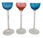 Trio de taças para licor em cristal europeu colorido, azul e vermelho. Uma com fio de cabelo. Mede 13,5cm.